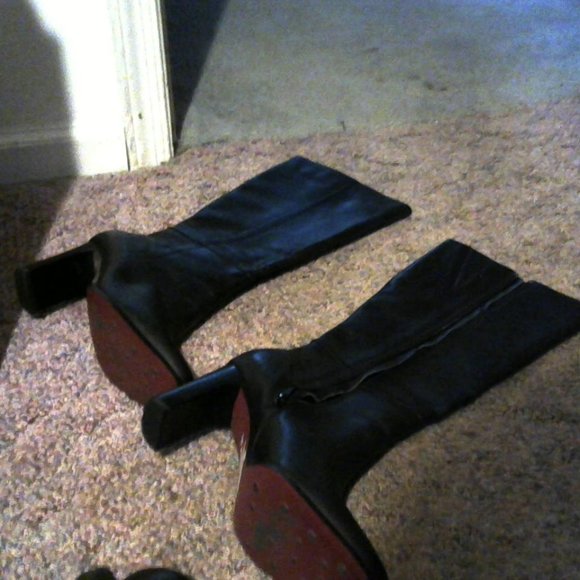 BOOTS FOR THE LADIES - Picture 2 of 3